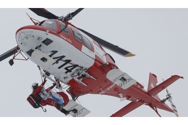 Le skieur autrichien Klaus Kroell est secouru après avoir fait une violente chute jeudi lors du Super-G. La course a finalement été annulée par les organisateurs. La nature des blessures du skieur ne sont pas encore connues. 