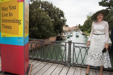 La reine des Belges Mathilde dans une robe Natan à Venise, le 6 septembre 2019