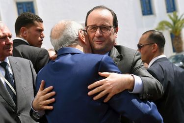 Moment d'émotion entre le président tunisien Béji Caïd Essebsi et François Hollande. 