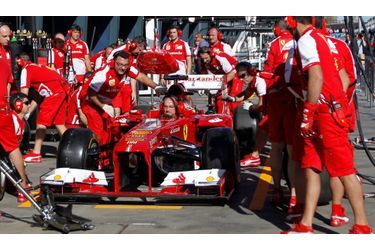 Les techniciens de l&#039;écurie Ferrari préparent leur bolide avant le premier Grand prix de Formule 1 de la saison, à Melbourne, dimanche.