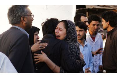 Les membres des familles pleurent la mort des victimes d’un attentat à la bombe dans un quartier résidentiel, un jour plus tôt, à Karachi. Un kamikaze présumé a attaqué les musulmans chiites alors qu&#039;ils sortaient d&#039;une mosquée dans la capitale commerciale du Pakistan, tuant au moins 45 personnes.