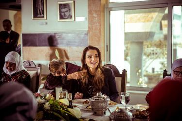 La reine Rania lors du déjeuner qu'elle a organisé pour des mères âgées à Amman, le 20 mars 2015