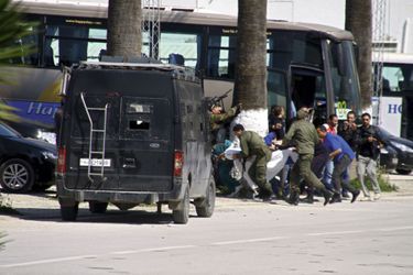 Le 18 mars, à Tunis, sur le parking du musée du Bardo, alors que la tuerie continue à l'intérieur.