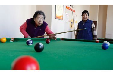 Les résidents de la maison de retraite de Beijing jouent au billard pendant leurs heures de loisirs dans l&#039;établissement. Ce centre de soins est l’un des plus importants. Il peut accueillir jusqu’à 1000 retraités. Le nombre de personnes âgées en Chine atteindra 360 millions d’ici à 2030. Aujourd’hui ils sont environ 200 millions.