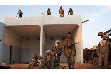 Des groupes de soldats maliens touaregs, sous le commandement du colonel El Hadj Gamou Ag, occupent une ancienne station-service à Gao.