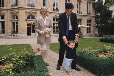 En septembre 2002, François Fillon dans le jardin du ministère des Affaires sociales du Travail et de la Solidarité, accompagne les premiers pas d'Arnaud, 1 an, en compagnie de Penelope. 