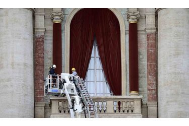 Les ouvriers s&#039;activent pour préparer la loge des Bénédictions de la basilique Saint-Pierre. Une fois élu, le nouveau pape saluera la foule depuis ce balcon.