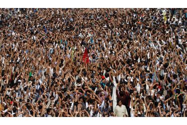 Des musulmans chiites lèvent leurs mains au ciel alors qu’ils scandent des slogans après les funérailles des victimes tuées  d’une attaque à la bombe hier, à Karachi. 45 personnes avaient été tuées alors qu’elles sortaient de la mosquée.