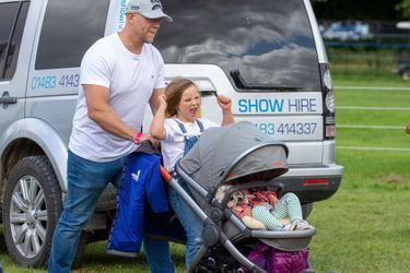 Mia avec son père Mike Tindall et sa petite soeur Lena dans sa poussette à Stamford, le 7 septembre 2019