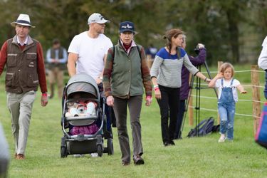 Mia avec son père Mike Tindall, sa petite soeur Lena, sa grand-mère la princesse Anne et Timothy Laurence à Stamford, le 7 septembre 2019