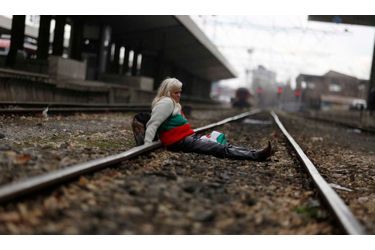 Une manifestante, portant un pull aux couleurs du drapeau national bulgare, manifeste avec d&#039;autres à la gare de Sofia. Des centaines de Bulgares sont descendus dans les rues pour le quatrième dimanche consécutif, demandant la fin des monopoles et de la corruption généralisée, et notamment l&#039;arrêt de la vente de l&#039;opérateur ferroviaire BDZ, ainsi qu&#039;un audit sur toutes les opérations de privatisation.