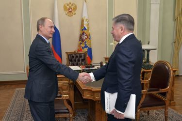 Vladimir Poutine serrant la main de Viatcheslav Lebedev, sur la photo diffusée par le Kremlin ce vendredi. 