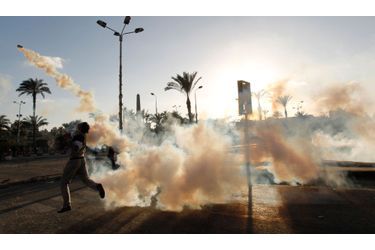 Un protestant égyptien au président Mohamed Morsi lance une canette de gaz sur la police lors d’affrontement à Port Said, à 170 km du Caire.