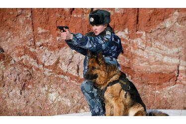 Tatiana Likhoshapka, 24 ans, est officier de police et maître chien. Elle s’entraîne avec son arme lors d’un exercice avec son berger allemand, Antei à Krasnoyarsk, en Sibérie.