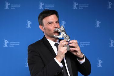 François Ozon embrasse l'Ours d'argent. "Grâce à Dieu" a obtenu le Grand prix du Festival de Berlin.