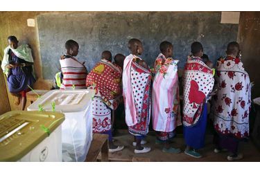 Des masaï font la queue pour voter lors des élections générales à Magadi (Kenya), une ville située à  85 km au sud de la capitale Nairobi.