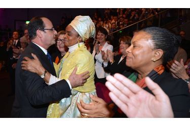François Hollande embrasse la femme du président malien, Mintou Traore, au côté de la ministre française de la Justice, Christiane Taubira, à l&#039;occasion d&#039;un événement à la Cité des Sciences à Paris à l&#039;occasion de la journée de la femme. 