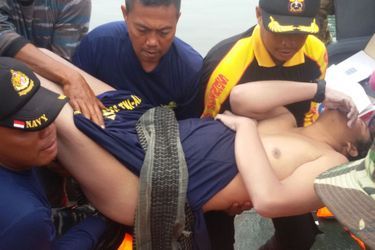 Fransiskus Subihardayan, 22 ans, a passé deux jours dans l’eau après un crash d&#039;hélicoptère