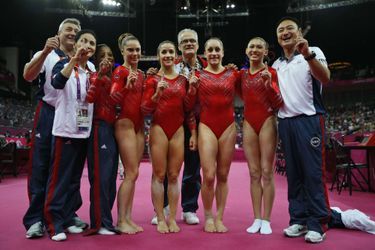 En 2012, l'équipe américaine de gymnastique aux Jeux Olympiques. Derrière elles, au milieu, leur entraîneur John Geddert. 