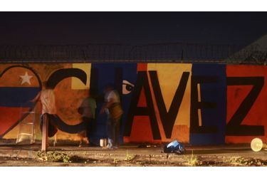 Des étudiants du Panama peignent un mur en hommage à Hugo Chavez dont la mort a été annoncée mardi. 