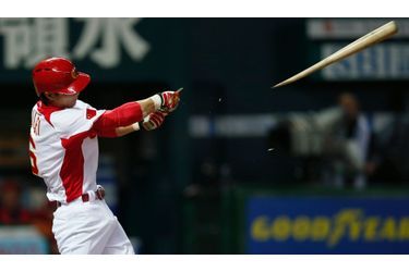 Li Lei, le batteur de l&#039;équipe de Chine de baseball, a cassé sa batte lors du match qui opposait la Chine au Brésil, lors de la coupe du monde de baseball au Japon.