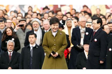 La date est historique pour la Corée du Sud. Park Geun-Hye est devenue lundi, à 61 ans, la première femme présidente de la Corée du Sud. Fille de Park Chung-Hee, figure de proue du coup d’Etat de 1961, et d’une fusillée tombée sous les balles d’un communiste nord-coréen, la nouvelle dirigeante possède un héritage politique fort. Elle entend poursuivre une politique de fermeté et de dialogue à l’égard de la Corée du Nord. «Je ne tolèrerai pas une quelconque action qui menace les lies de notre peuple et la sécurité de notre peuple» a-t-elle assuré devant les 70 000 personnes venues l’ovationner.