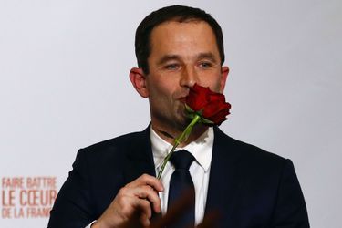 Benoît Hamon, une rose à la main, à la maison de la Mutualité, dimanche soir à Paris, après sa victoire.