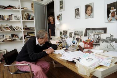 L'acteur Jean Rochefort posant avec son épouse Françoise Rochefort dans leur propriété près de Rambouillet.
