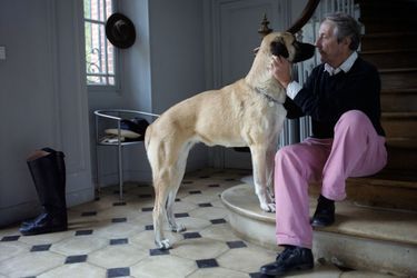 L'acteur Jean Rochefort jouant avec son chien, Bébel, berger d'Anatolie?