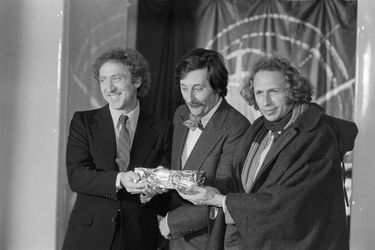 Les César du cinéma français 1978. Les acteurs Gene Wilder et Pierre Richard remettent le César du meilleur acteur à Jean Rochefort pour son rôle dans le film "Le Crabe-tambour"