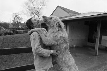 En février 1978, l'acteur français Jean Rochefort, chez lui à Grosrouvre dans les Yvelines, en compagnie de sa chienne Zoé.
