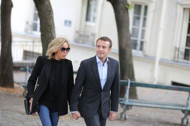Emmanuel Macron et son épouse Brigitte dans les rues de Montmartre, en septembre 2016. 