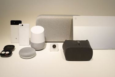 Parmi les nouveaux produits: un smartphone (Pixel 2), deux enceintes connectées (Home Max et Home Mini), un ordinateur portable (PixelBook), un casque de réalité virtuelle (Daydream View), une caméra intelligente (Clip), des écouteurs sans fil (Pixelbuds).