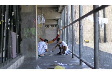 Des membres de gangs du Salvador jouent sur le sol de la prison dans laquelle ils sont détenus. 