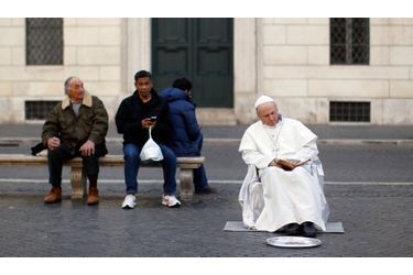 Plisko Julius, 54 ans, s&#039;endort dans une rue de Rome. Ce Slovaque est un sosie du pape Jean-Paul II.