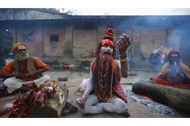 Un prêtre hindou demande de l’argent aux dévots qui passent devant le temple de Pashupatinath pendant le festival de Shivaratri à Katmandou. Cet évènement dédié à Shiva est l’occasion pour les hommes saints tels que lui de prier, fumer des plantes et se couvrir le corps de cendre. 