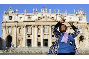 Abigail Meadows, originaire des Etats-Unis, danse sur la place Saint-Pierre, au Vatican, alors que les préparatifs pour l’élection du nouveau pape débutent ce lundi.  