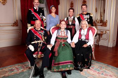 La princesse Ingrid Alexandra de Norvège avec ses parrains et marraines, à Oslo le 31 août 2019. Photo officielle de sa confirmation