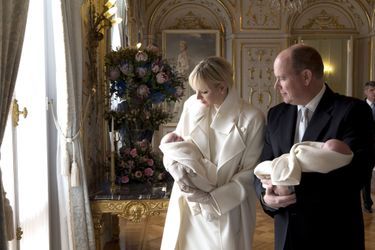 Dans le salon des Glaces, le 7 janvier dernier le prince Albert II et la princesse Charlène jettent un même regard attendri sur leurs enfants juste avant leur présentation officielle au balcon.  