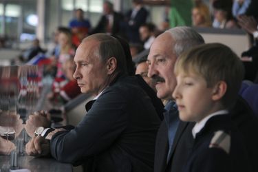 Alexandre Loukachenko avec son fils Nikolaï et Vladimir Poutine à la finale du championnat du monde de hockey à Minsk, le 25 mai 2014