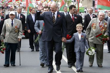 Alexandre Loukachenko et son fils Nikolaï assistent au défilé militaire à Minsk pour la fête nationale biélorusse, le 3 juillet 2010