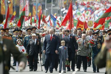 Alexandre Loukachenko et son fils Nikolaï assistent au défilé militaire à Minsk pour la fête nationale biélorusse, le 3 juillet 2011