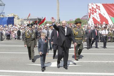 Alexandre Loukachenko et son fils Nikolaï assistent au défilé militaire à Minsk pour la fête nationale biélorusse, le 3 juillet 2012