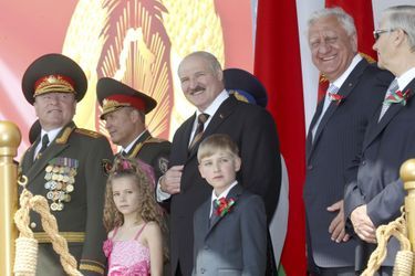 Alexandre Loukachenko et son fils Nikolaï assistent au défilé militaire à Minsk pour la fête nationale biélorusse, le 3 juillet 2012