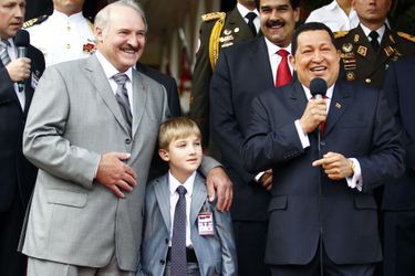Alexandre Loukachenko et son fils Nikolaï rencontre Hugo Chavez à Caracas, le 26 juin 2012