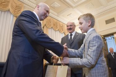 Alexandre Loukachenko et son fils Nikolaï rencontrent le président du Parlement ukrainien Oleksander Turchinov à Kiev, le 7 juin 2014