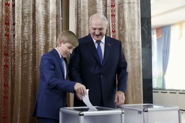 Alexandre Loukachenko vote avec son fils Nikolaï à Minsk, le 11 octobre 2015