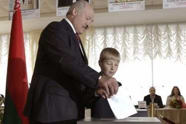 Alexandre Loukachenko vote avec son fils Nikolaï à Minsk, le 23 septembre 2012