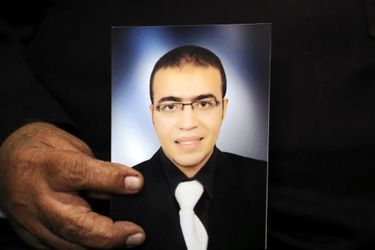 Une photo d'Abdallah El-Hamahmy dans la main de son père. 