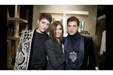 La styliste pose entre Peter et Harry Brant, fils de Stephanie Seymour, star des soirées branchées new-yorkaises.
